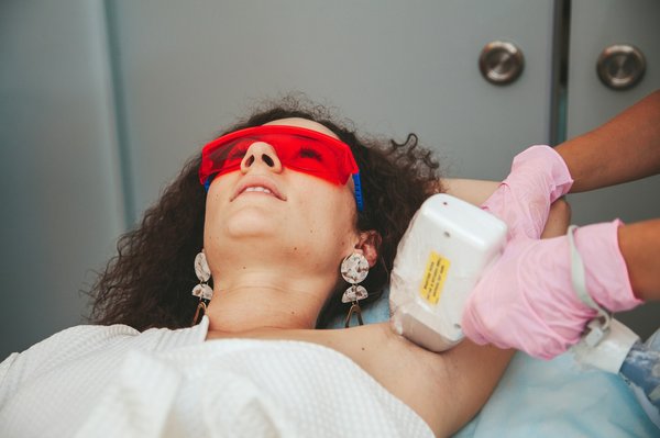 L'épilation des aisselles au laser : la solution durable pour une peau lisse et sans poils